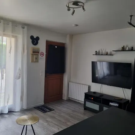 A 2 Pas De Disneyland