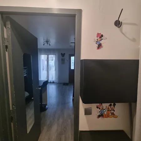 A 2 Pas De Disneyland *