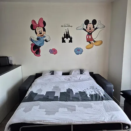 A 2 Pas De Disneyland